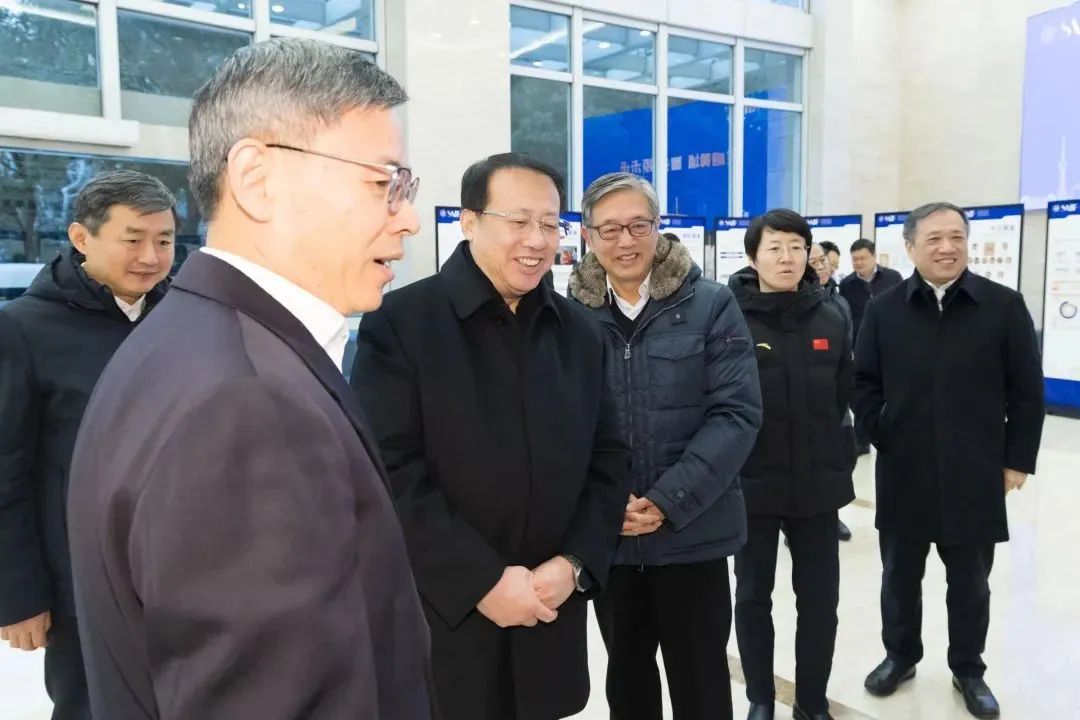 副市长解冬,上海交通大学党委书记杨振斌,校长丁奎岭参加相关调研