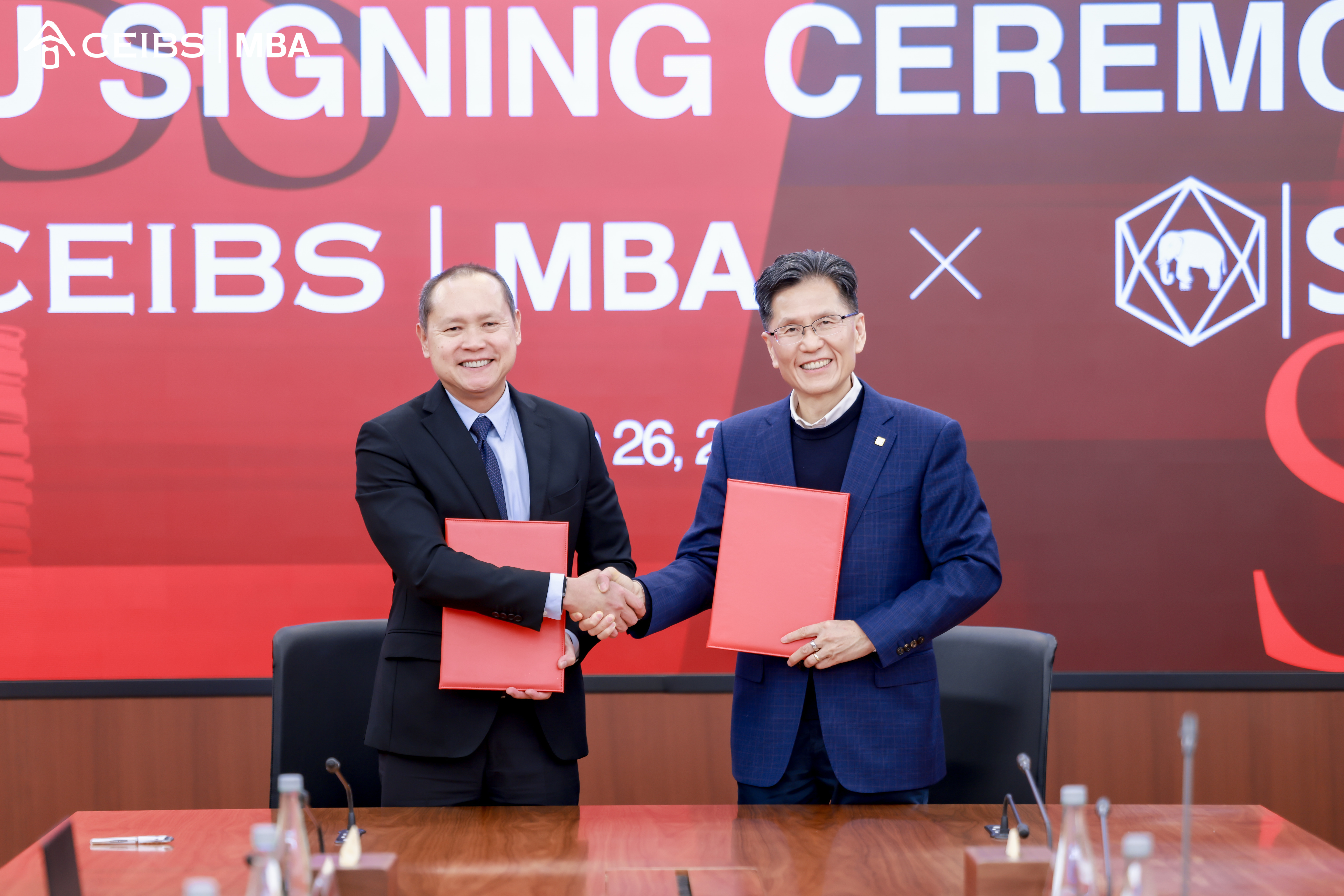 SCG Vice President - Corporate Administration Paramate Nisagornsen, CEIBS Vice President and Co-Dean Zhu Tian