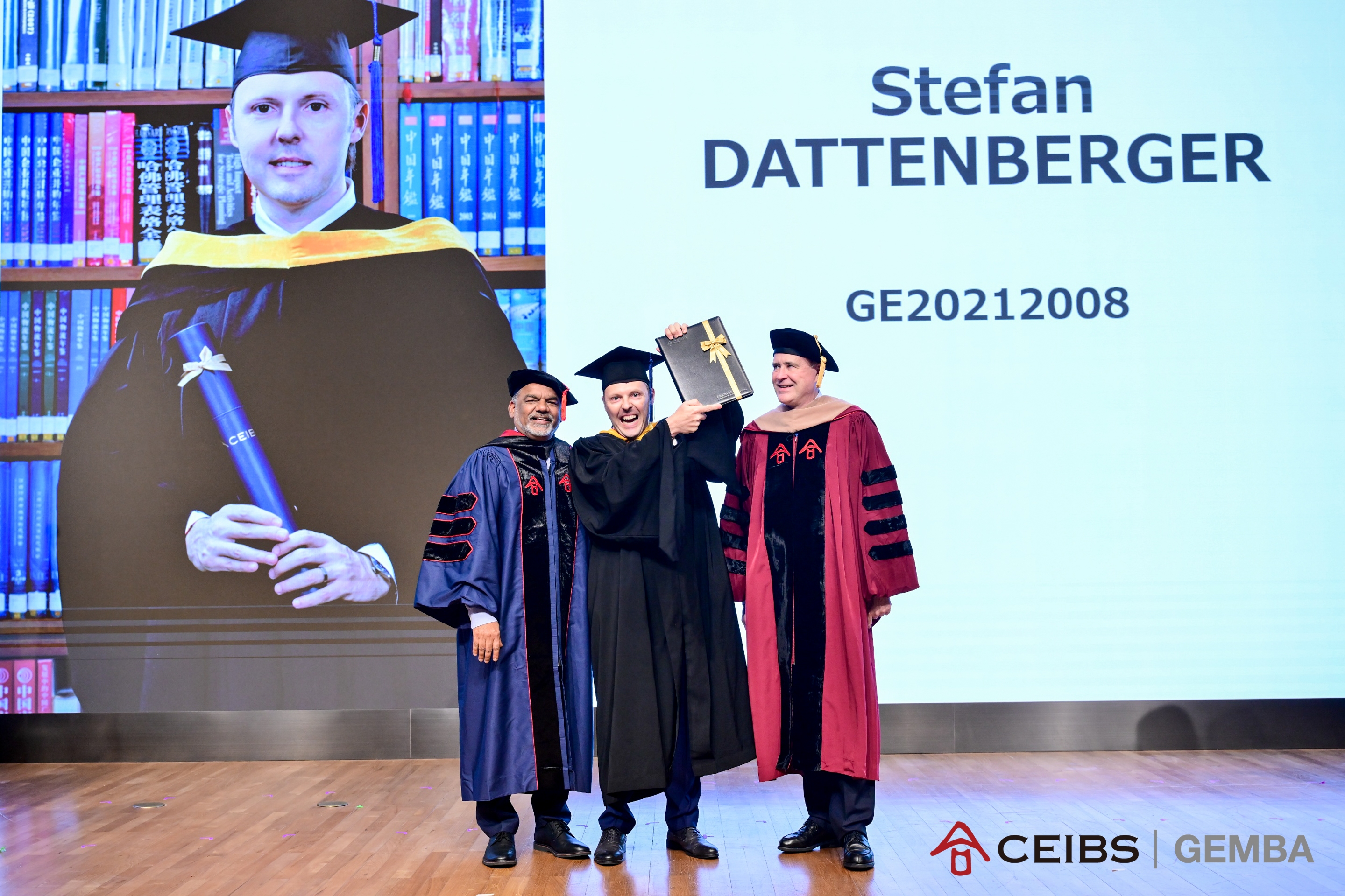 Stefan在Global EMBA 2021级毕业典礼上