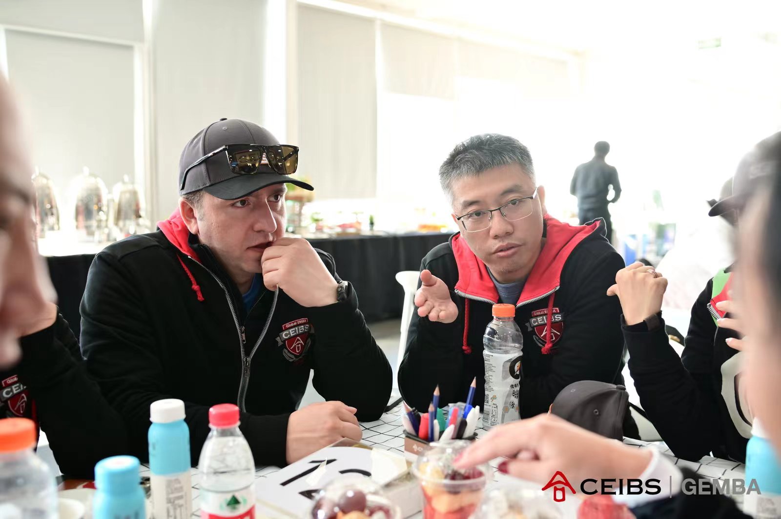 Chen Zhuzhou with his classmates in group discussion