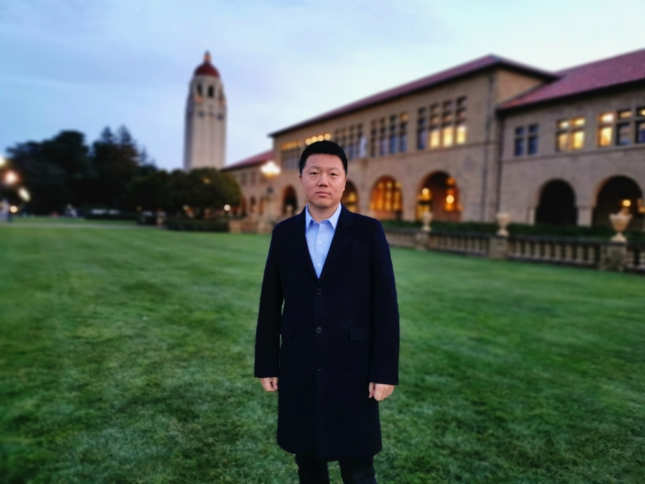 Yuexing Su outside 