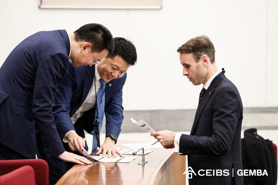 Yuexing Su discussing case studies