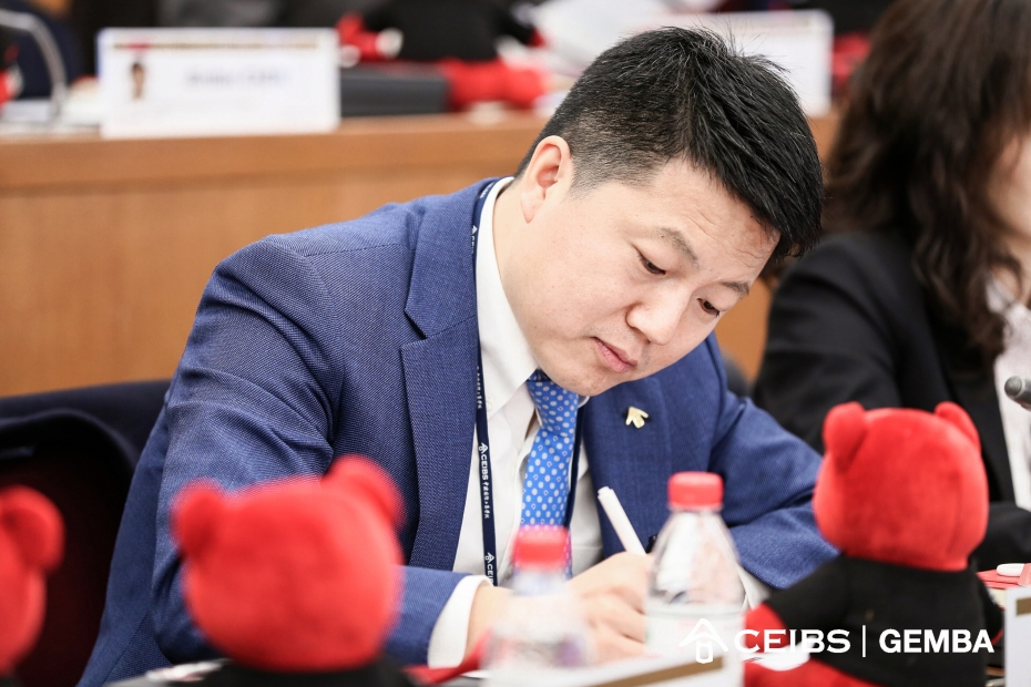 Yuexing Su observing and taking notes