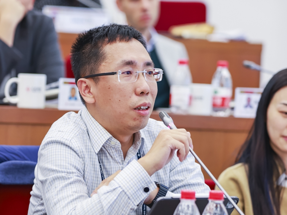 Chao Wang asking a question