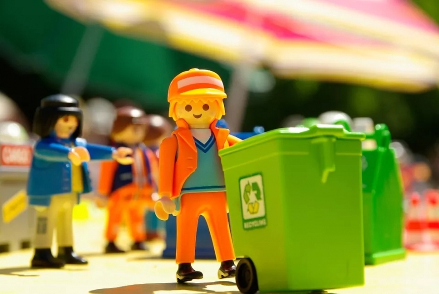 Lego recycling bin 